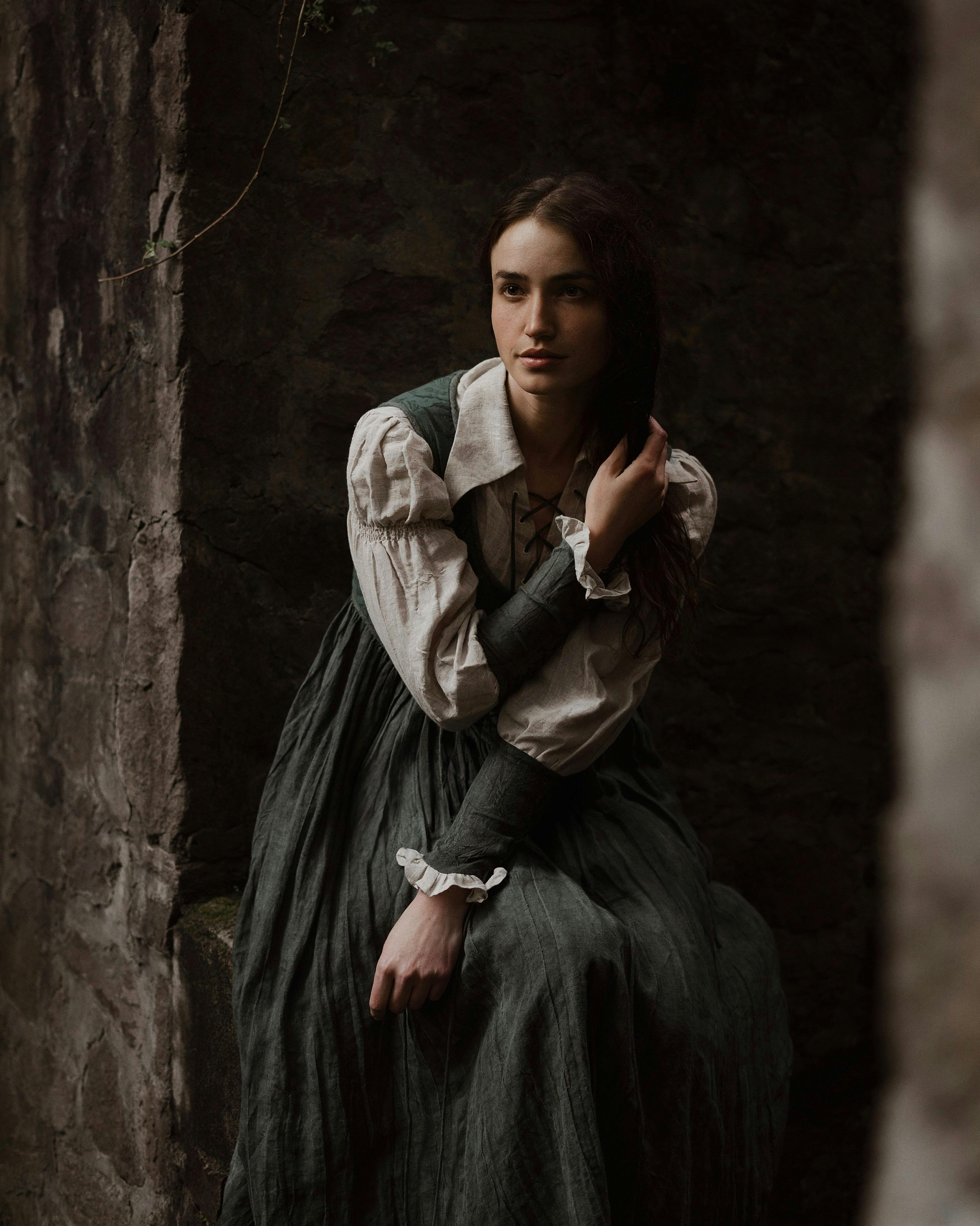 Beautiful Model in Oregon wearing a forest green linen dress, Portrait taken by Portland Photographer Lance Reis on my Sonya7iii on location.