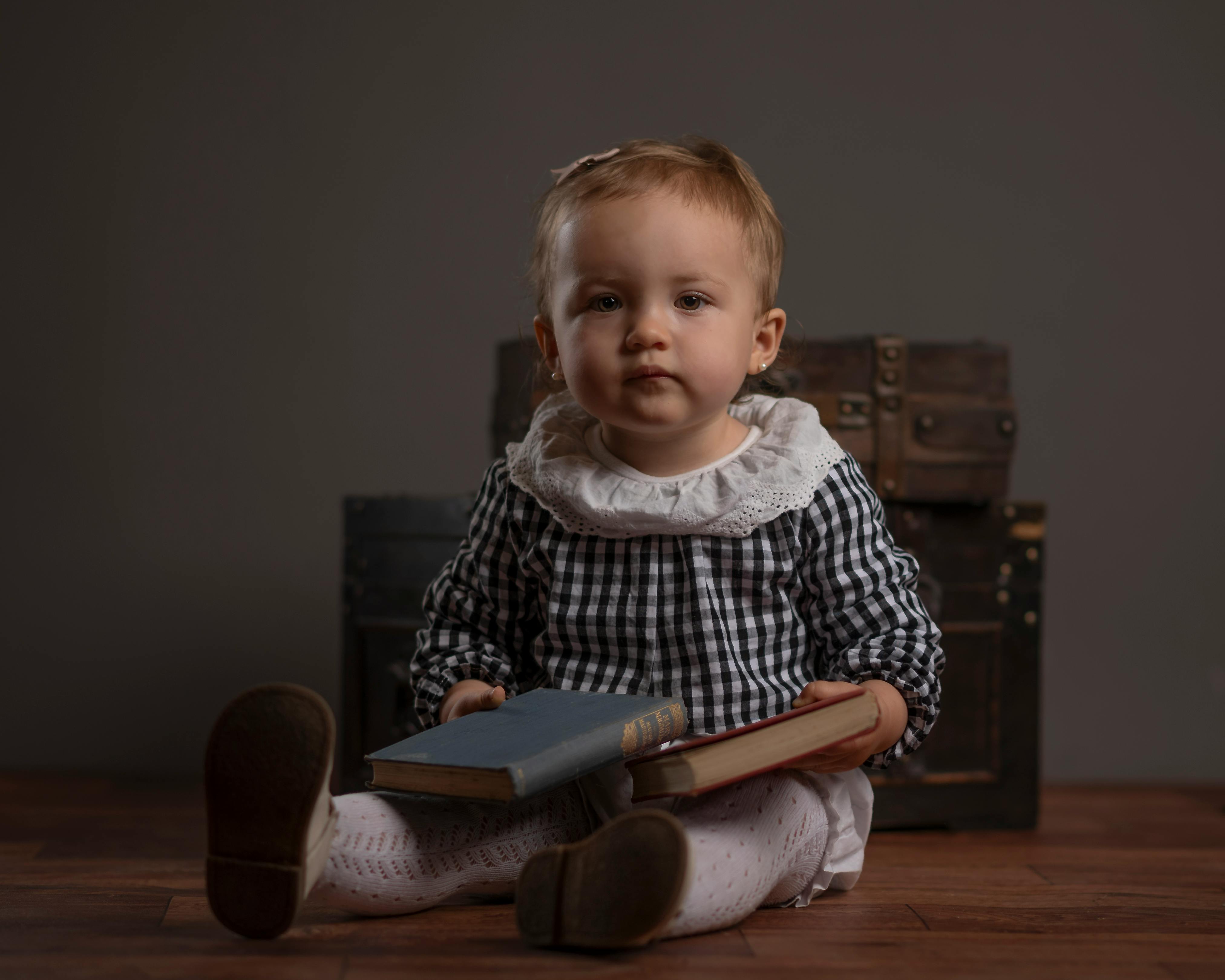 Niña y libros 